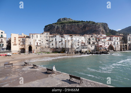 Il vecchio porto e il centro storico di Cefalu, Sicilia, Italia Foto Stock