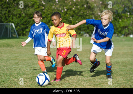 Junior football giocatori che giocano una partita, Cape Town, Sud Africa Foto Stock