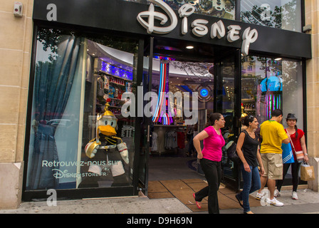 Parigi, Francia, piccola folla di persone, adulti, donne che fanno shopping al Disney Store, in Avenue Champs-Elysees, negozi, negozi moderni Foto Stock