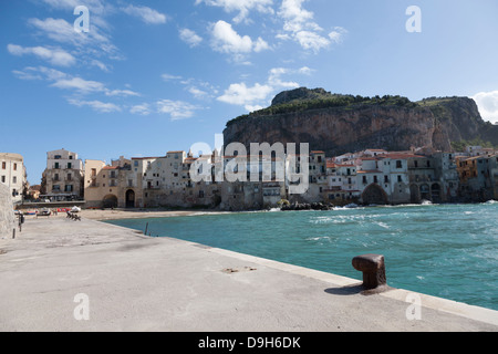 Il vecchio porto e il centro storico di Cefalu, Sicilia, Italia Foto Stock