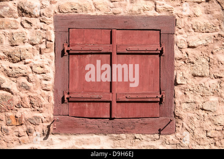 Massiccio muro di casa con finestra Foto Stock
