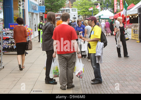 Strada trafficata vita sulla Strada Alta, Solihull, vicino a Birmingham, Inghilterra, Regno Unito. Giugno 2013 Foto Stock