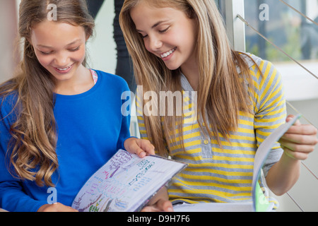 Due ragazze che studiano in una scuola Foto Stock