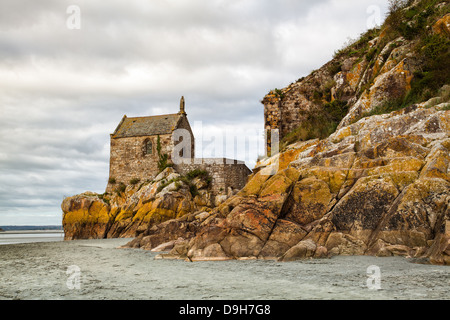 La piccola cappella sulla costa vicino a Mont Saint Michel in Bretagna Foto Stock