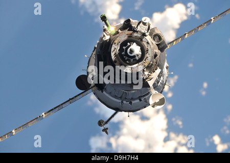 Dicembre 17, 2010 - La Soyuz TMA-20 navicella spaziale si avvicina alla stazione spaziale internazionale. Foto Stock