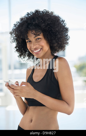 Ritratto di una donna con un telefono cellulare Foto Stock