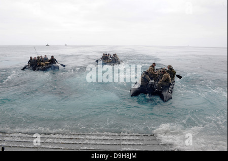 Marines americani dal XIII Marine Expeditionary Unit lancio Gomma di combattimento razzia Craft dall'assalto anfibio nave USS Boxer Giugno 15, 2013 off San Diego, CA. Foto Stock