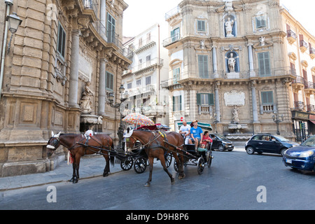 Cavallo e carrello, visite turistiche, Quattro Canti, Palermo, Sicilia, Italia Foto Stock