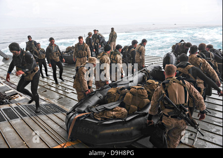 Marines americani dal XIII Marine Expeditionary Unit lancio Gomma di combattimento razzia Craft dall'assalto anfibio nave USS Boxer Giugno 15, 2013 off San Diego, CA. Foto Stock