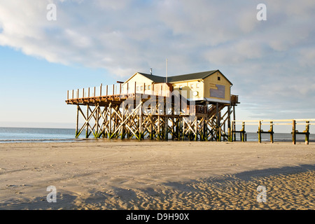 Casa sulla spiaggia dal Mare del Nord in primavera, casa sulla spiaggia del Mare del Nord in salto, Foto Stock