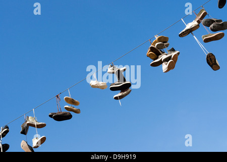 Scarpe su una linea di alimentazione di potenza, scarpe su una linea di potenza Foto Stock