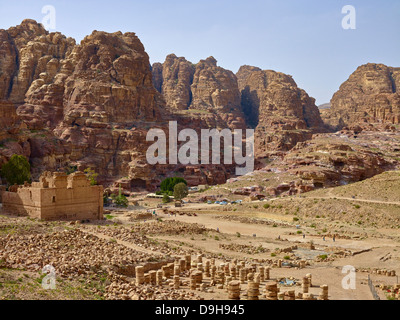 Wadi Musa mit dem Qasr el Bint, Großer Tempel, in der Felsenstadt Petra, Jordanien, Naher Osten Foto Stock