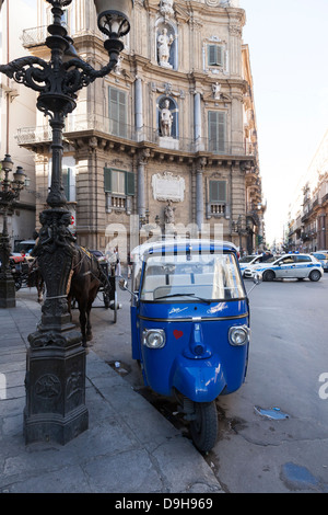 Gita turistica con tre ruote Ape, Palermo, Sicilia, Italia Foto Stock