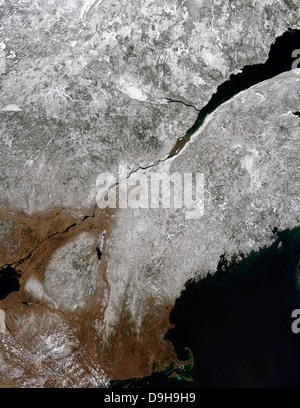 Vista satellite di un gelido paesaggio attraverso la regione settentrionale del New England e Canada orientale. Foto Stock