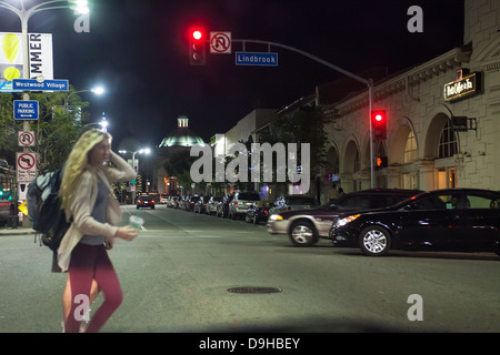 La vita di strada in Westwood Village di Los Angeles in California Foto Stock