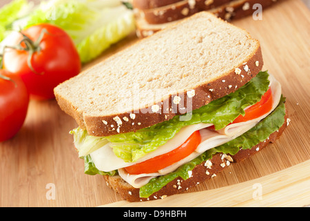 Freschi Fatti in casa Turchia sandwich realizzate con ingredienti biologici Foto Stock