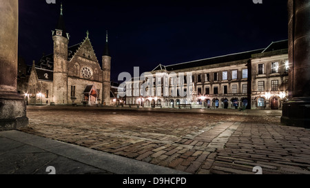 Vista notturna del parlamento olandese e corte edificio all interno del Binnenhof complessa, l'Aia, Paesi Bassi Foto Stock