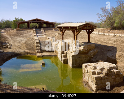 Luogo del battesimo di Gesù , filiale di scavo del fiume Giordano con vecchie rovine della chiesa, Betania, Balqa, Giordania, Medio Oriente Foto Stock