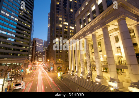 Blue Sky Tramonto Traffico di sera al Embarcadero area del centro cittadino di San Francisco. La Federal Reserve Bank di San Francisco. Foto Stock