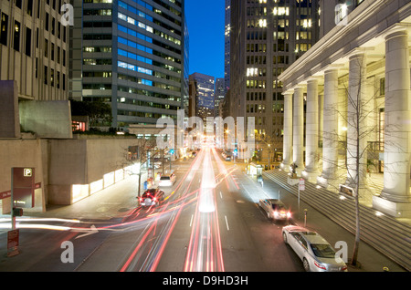 Blue Sky Tramonto Traffico di sera al Embarcadero area del centro cittadino di San Francisco. La Federal Reserve Bank di San Francisco. Foto Stock
