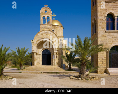 Sito del Battesimo di Gesù con la nuova chiesa ortodossa e il campanile a torre, Betania, Balqa, Giordania, Medio Oriente Foto Stock