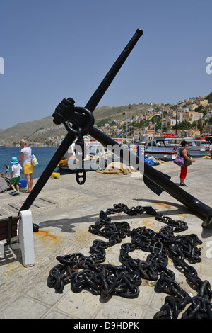 Ancora grande sul lungomare, Symi Harbour, Symi (SIMI), Rodi (Rodi) Regione, del Dodecaneso, Egeo Meridionale Regione, Grecia Foto Stock