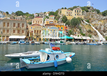 La pesca tradizionale barche nel porto di Symi, Symi (SIMI), Rodi (Rodi) Regione, del Dodecaneso, Egeo Meridionale Regione, Grecia Foto Stock