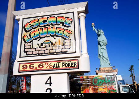 Las Vegas Nevada, West Sahara Avenue, replica, modello in scala, Statua della libertà, centro commerciale strip, cartello, logo, visitatori viaggio turistico tour punto di riferimento Foto Stock