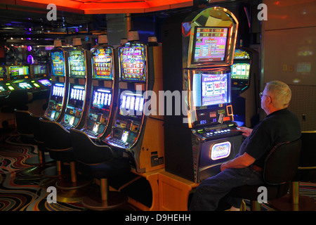 Las Vegas Nevada,Westgate Las Vegas Resort & Casino,slot machines,macchina,uomo uomo maschio,anziani cittadini cittadini,scommessa,gioco d'azzardo,giocatore d'azzardo,fortuna,NV Foto Stock