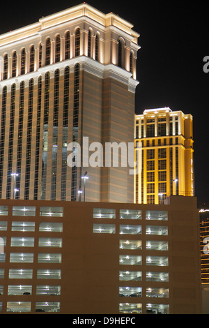 Las Vegas Nevada, The Strip, South Las Vegas Boulevard, The Venetian, il Palazzo, il casinò, hotel, serata notturna, parcheggio, grattacielo alto grattacielo Foto Stock