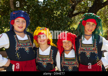 Giovani Minoan ballerini greci la preparazione di danza al Festival di Greco, Novato, California, Stati Uniti d'America. Foto Stock