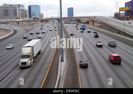 Las Vegas Nevada,Interstate 15,i-15,traffico,autostrada,camion,camion,auto,veicoli,automobili,visitatori viaggio viaggio turistico turismo terra punto di riferimento Foto Stock