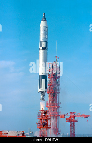 Gemini vi solleva dal suo lancio a Cape Canaveral, in Florida. Foto Stock