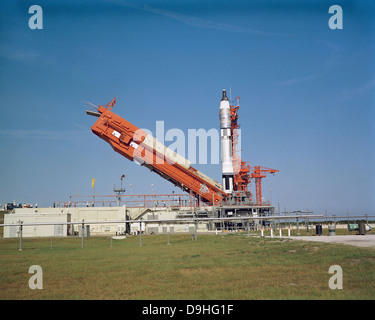 21 agosto 1965 - Il montatore a launch pad 19 è abbassato in preparazione per il lancio della Gemini-5 navicelle spaziali. Foto Stock