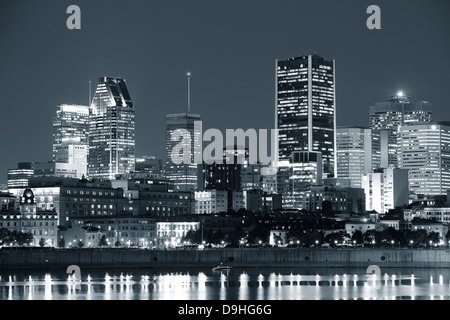 Montreal oltre il fiume al tramonto con le luci della città e di edifici urbani in bianco e nero Foto Stock