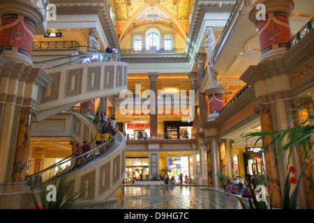 Las Vegas Nevada, The Strip, South Las Vegas Boulevard, Forum Shops at Caesars Palace, shopping shopper shopping shopper negozi mercati di mercato buy Foto Stock