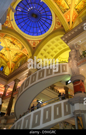 Las Vegas Nevada, The Strip, South Las Vegas Boulevard, Forum Shops at Caesars Palace, shopping shopper shopping shopper negozi mercati di mercato buy Foto Stock