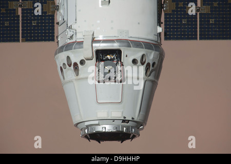 25 maggio 2012 - La SpaceX Dragon commerciale cargo craft si avvicina alla stazione spaziale internazionale per la benna mordente e di ormeggio. Foto Stock