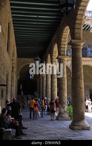 I turisti si mescolano nel cortile interno del Palacio de los Capitanes Generales, il museo della città e la ex residenza ufficiale del governatore generale di Cuba, costruito tra il 1776 e il 1792, in Plaza de Armas in Havana, Cuba, 10 aprile 2013. Foto: Peter Zimmermann Foto Stock