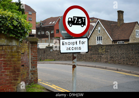 Maidstone Kent, Inghilterra. Il limite di peso di 7,5 tonnellate su stretto ponte sopra la linea ferroviaria Foto Stock