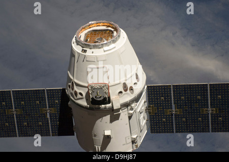 25 maggio 2012 - La SpaceX Dragon commerciale cargo craft si avvicina alla stazione spaziale internazionale per la benna mordente e di ormeggio. Foto Stock