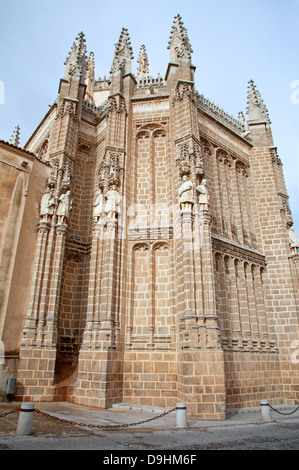 TOLEDO - Marzo 8: facciata orientale del Monasterio San Juan de los Reyes o il monastero di San Giovanni dei Re Foto Stock