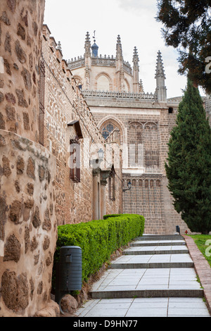 TOLEDO - Marzo 8: facciata ovest del Monasterio San Juan de los Reyes o il monastero di San Giovanni dei Re Foto Stock