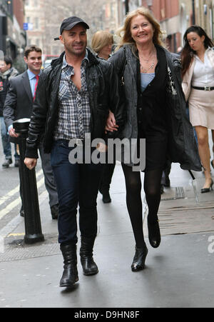 Louie Spence celebrità al di fuori della Ivy ristorante nel centro di Londra Londra, Inghilterra - 21.03.11 Foto Stock