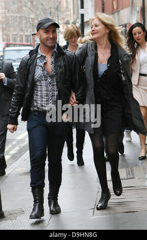 Louie Spence celebrità al di fuori della Ivy ristorante nel centro di Londra Londra, Inghilterra - 21.03.11 Foto Stock