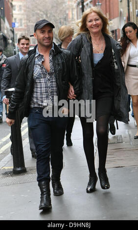 Louie Spence celebrità al di fuori della Ivy ristorante nel centro di Londra Londra, Inghilterra - 21.03.11 Foto Stock