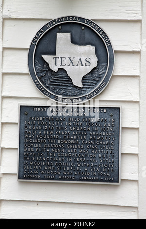 La prima chiesa presbiteriana di GRANBURY Presbiteriani detenute servizi in questa località nel 1850 e organizzato questa chiesa nel 1879, solo pochi anni dopo Granbury fu fondata. Soci fondatori incluso il Bowdens, Carmichaels, Doyles, Gastons, Verdi, Kens, Lyles, la sig.ra Eliza Nunn e la Sig.ra Hattie D. Peveler. La congregazione è costruito questo santuario nel 1895-96. Lo stile è modificato in stile gotico con 3 piani di Belfry e il campanile. Una finestra di vetro colorato è stato aggiunto nel 1964. Registrati Texas Historic landmark - 1974 Foto Stock