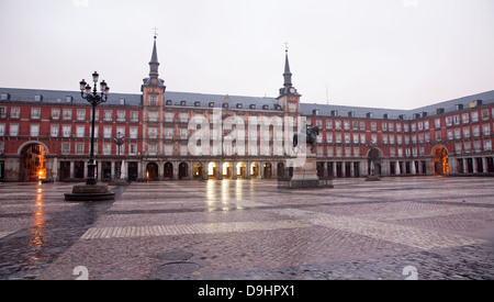 MADRID - 9 Marzo: Plaza Mayor di mattina al tramonto con la statua di Philips III e la Casa de la Panaderia nel Marzo 9, 2013 in Spagna. Foto Stock