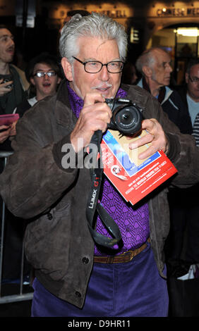 Rolf Harris gli ombrelli di Cherbourg - Premere la notte presso il Gielgud Theatre - Arrivi. Londra, Inghilterra - 22.03.11 Foto Stock