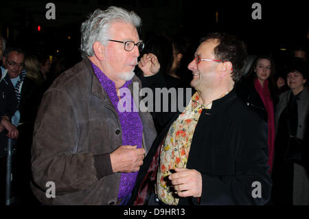 Rolf Harris e Timmy Mallet gli ombrelli di Cherbourg - Premere la notte presso il Gielgud Theatre - Arrivi. Londra, Inghilterra - 22.03.11 Foto Stock